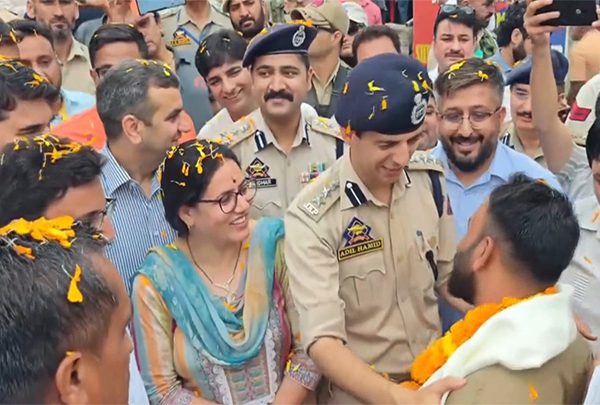First Batch of Amarnath Yatra Pilgrims Welcomed in Chanderkote with Warm Hospitality