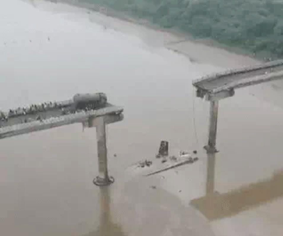 Vadodara Bridge Collapse: 9 Dead, 5 Vehicles Fall into Mahisagar River