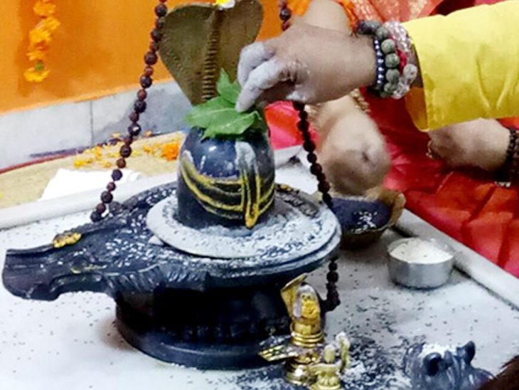 Is It Right to Touch the Shivling During Sawan? Know the Religious Beliefs