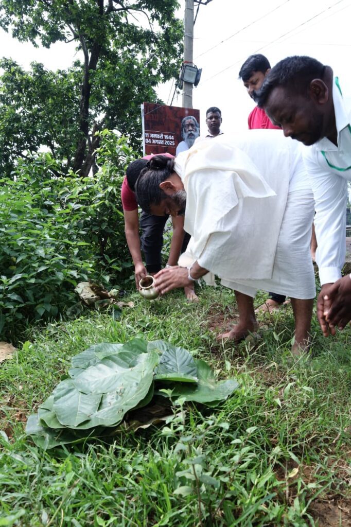 Samajwadi Party President Akhilesh Yadav Visits Nemra, Pays Tribute to Shibu Soren