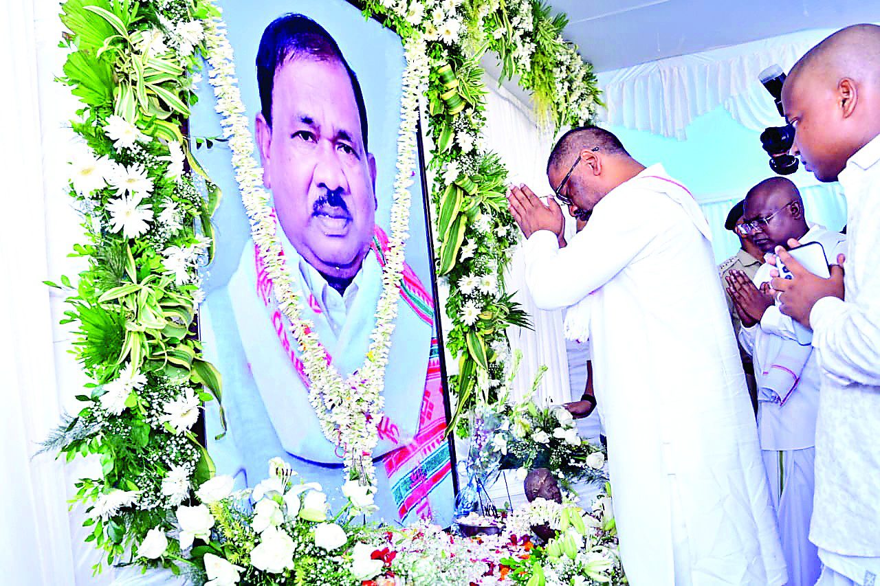 Chief Minister attended the funeral feast of former minister Ramdas Soren and paid tribute