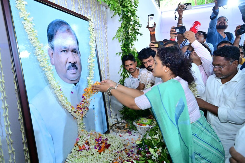 Jharkhand CM Hemant Soren Pays Tribute to Late Ramdas Soren