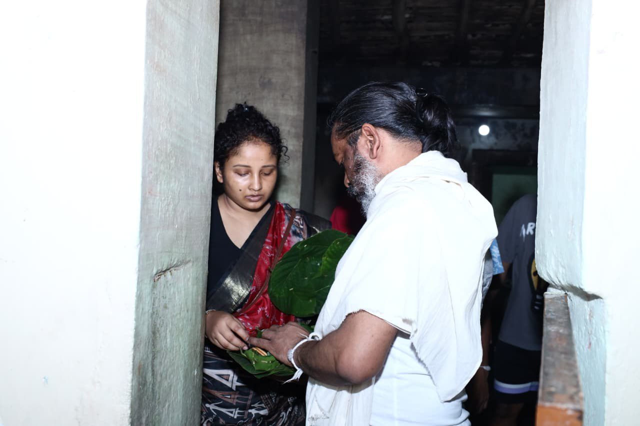 Daughter-in-law Kalpana Soren Fulfills Her Duties in Dishom Guru’s Shraddha Ceremony