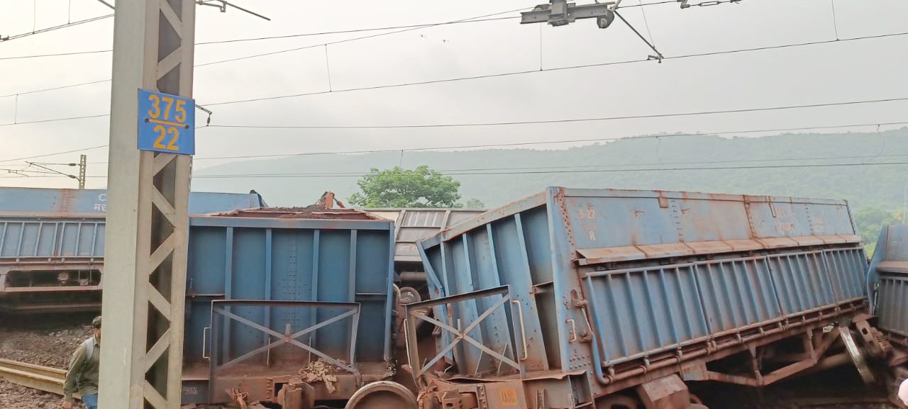Two Freight Trains Collide Head-On in Jharkhand’s Chandil