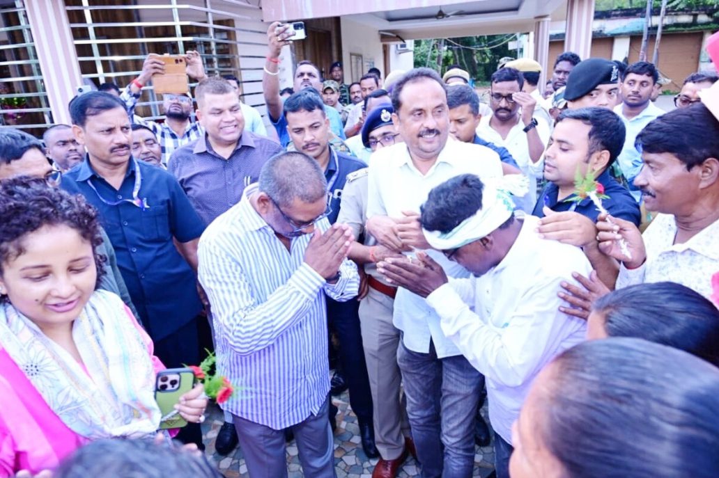 Chief Minister Welcomed with Traditional Fanfare in Baharagoda