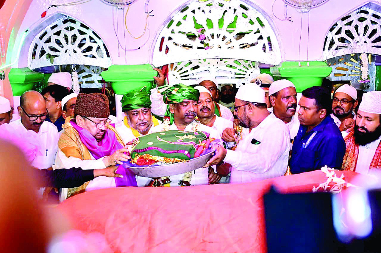 CM Hemant Soren Offers Chadar at Hazrat Qutubuddin Risaldar Shah Baba’s Dargah