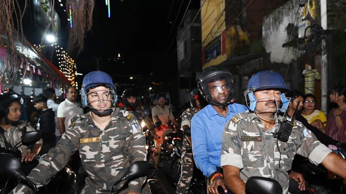 DC and SSP Conduct Late-Night Bike Inspection of Durga Puja Pandals in Ranchi
