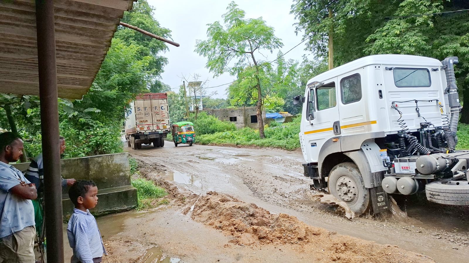 Lives at Risk on Khunti–Simdega Route as Roads and Bridges Crumble