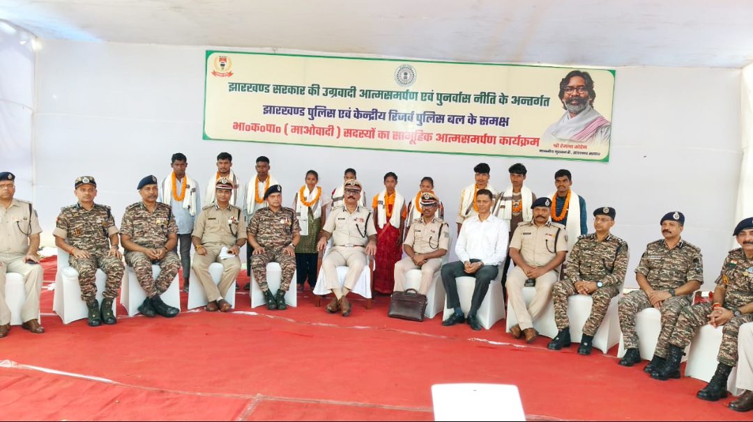 10 Naxalites Surrender Before DGP in Jharkhand’s West Singhbhum