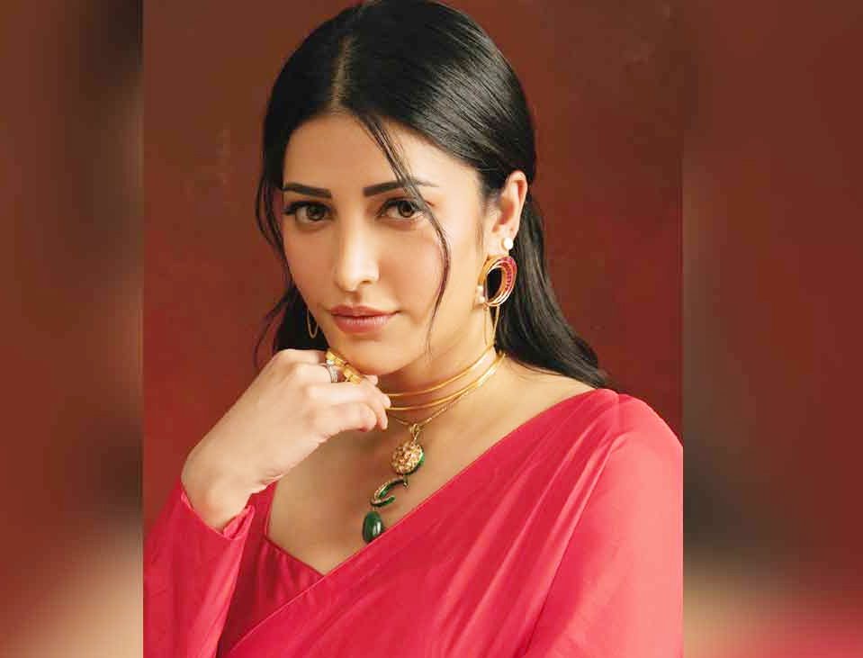 Shruti Haasan Shares Throwback Pictures from Coolie Set