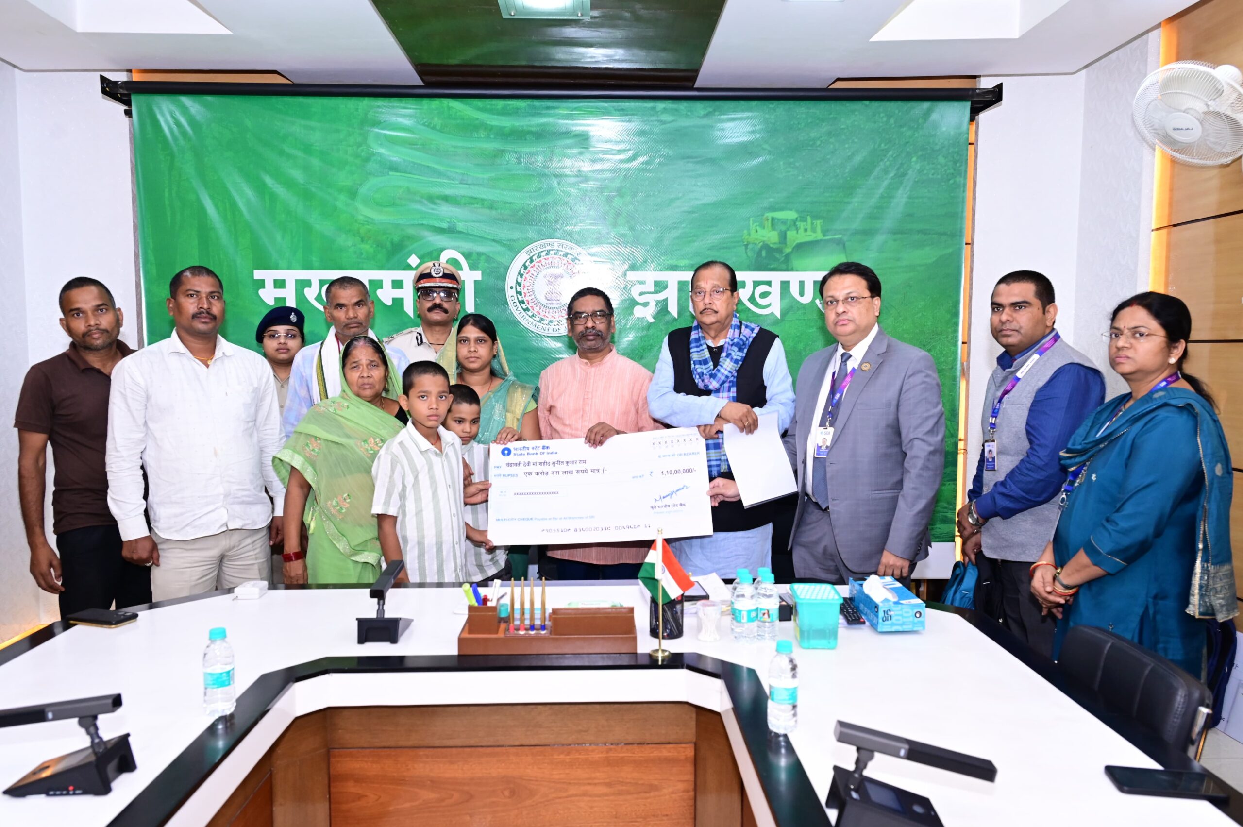 Jharkhand CM Hemant Soren Hands Over Ex-Gratia to Martyrs' Families, Announces Free Education and New School for Their Children
