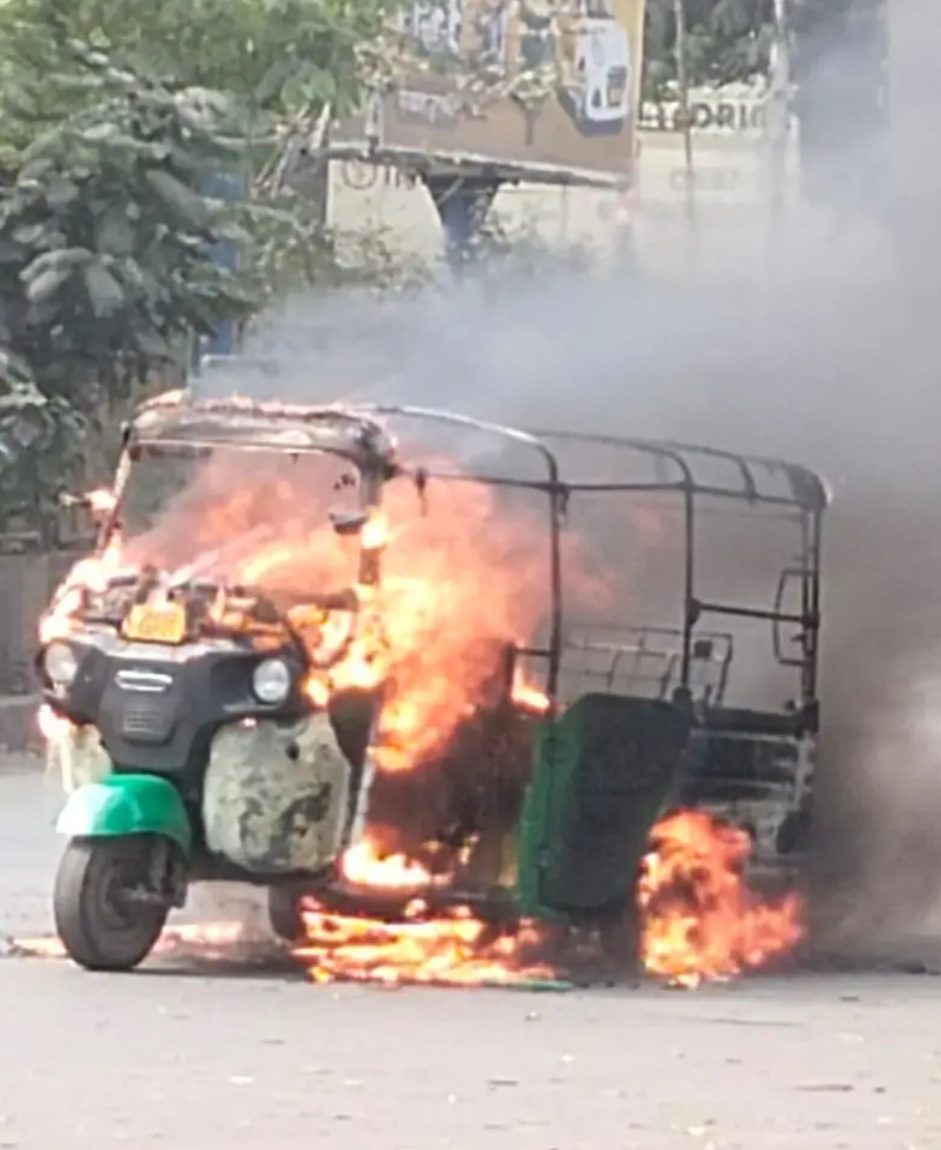 Fire Breaks Out in Moving CNG Tempo at Tatanagar Station, Panic in the Area