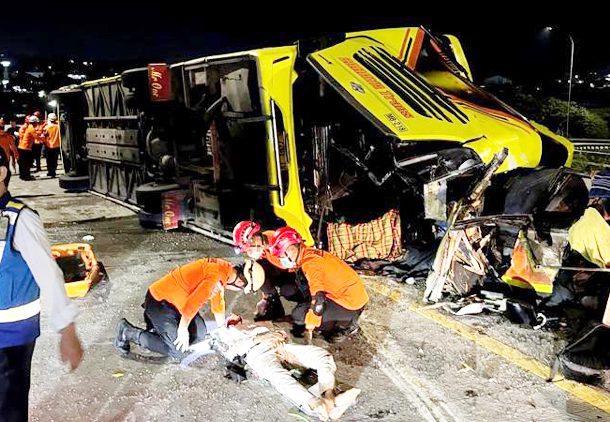 Bus Loses Control and Overturns at High Speed, 15 Killed and 19 Injured