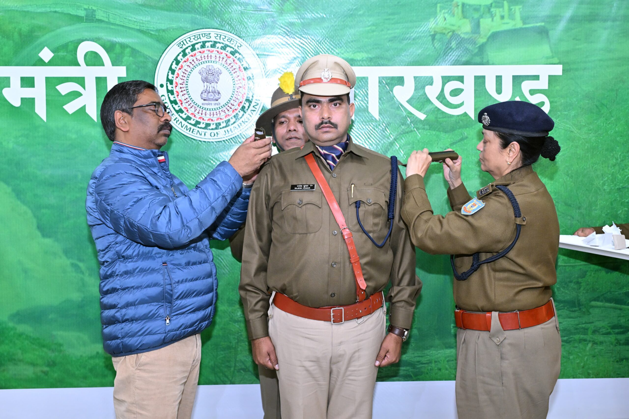 Chief Minister Congratulates Officers Promoted to IPS Rank, Honors Them with Badges