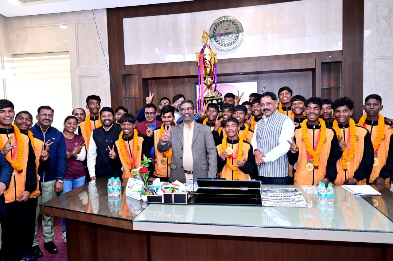 CM meets Jharkhand Under-14 football team, congratulates national champions