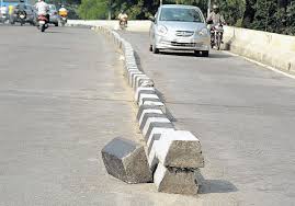 Efforts Made to Ease Traffic Jam by Installing Road Dividers