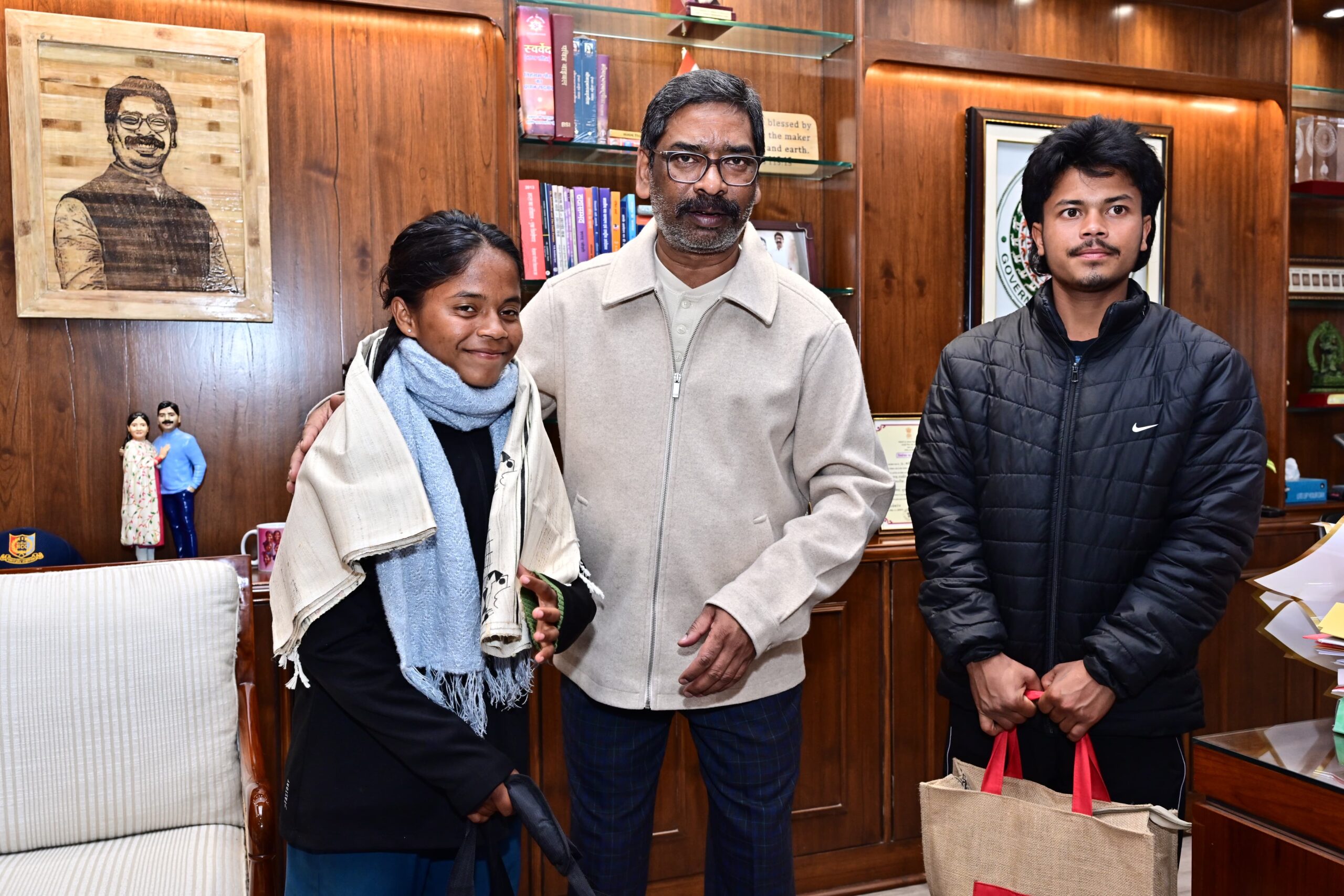 International Footballer Anushka Kumari Meets Chief Minister
