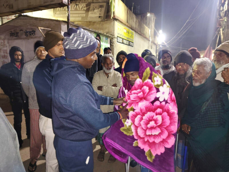 Deputy Commissioner Distributes Blankets Among Needy Battling Cold in Ranchi
