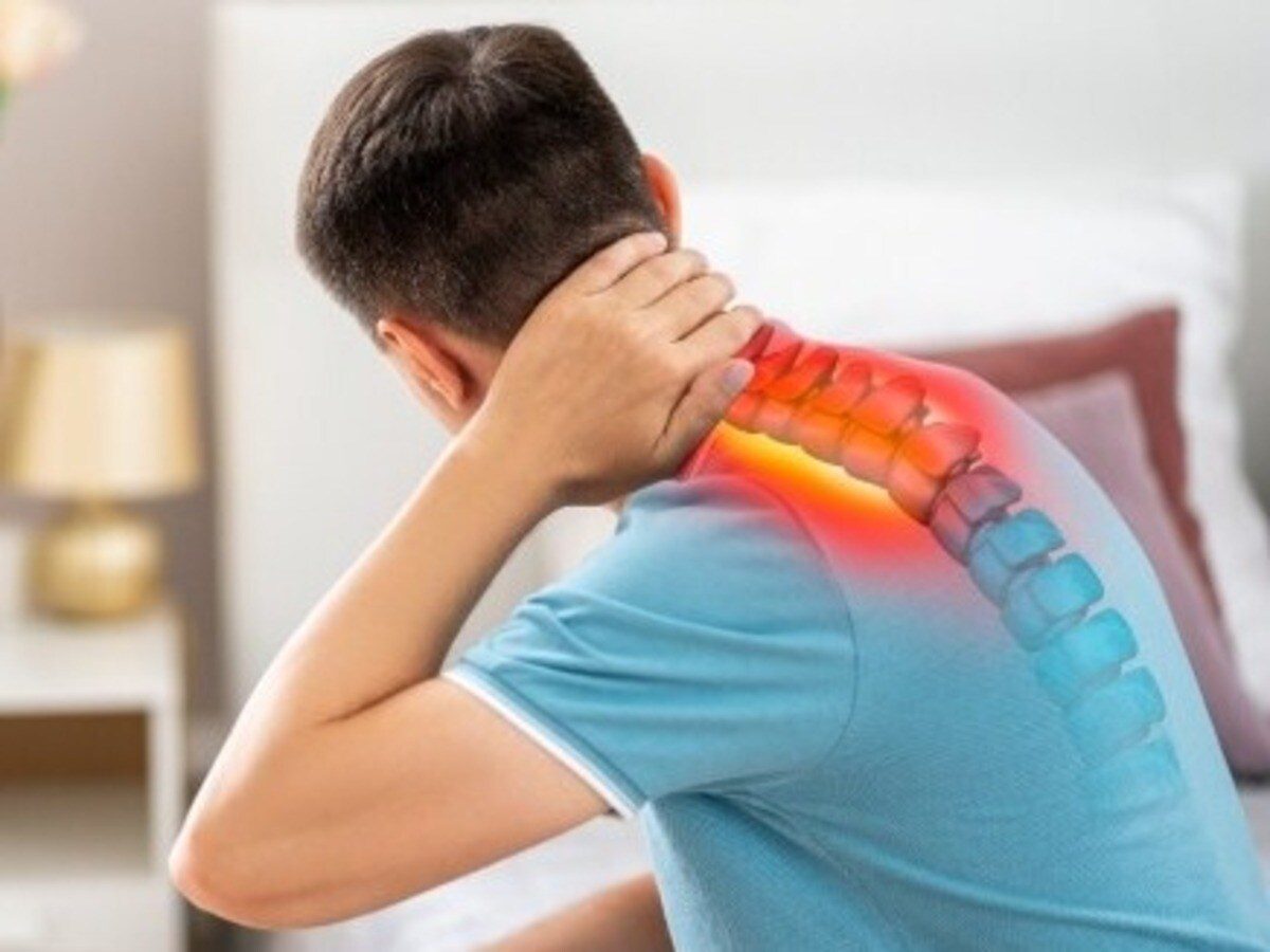 Prolonged Mobile Phone Use Increases Risk of Spondylitis, Say Experts