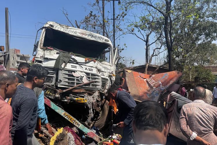 Brake Fail Trailer Hits Auto and Bus in Hazaribagh, Two Dead