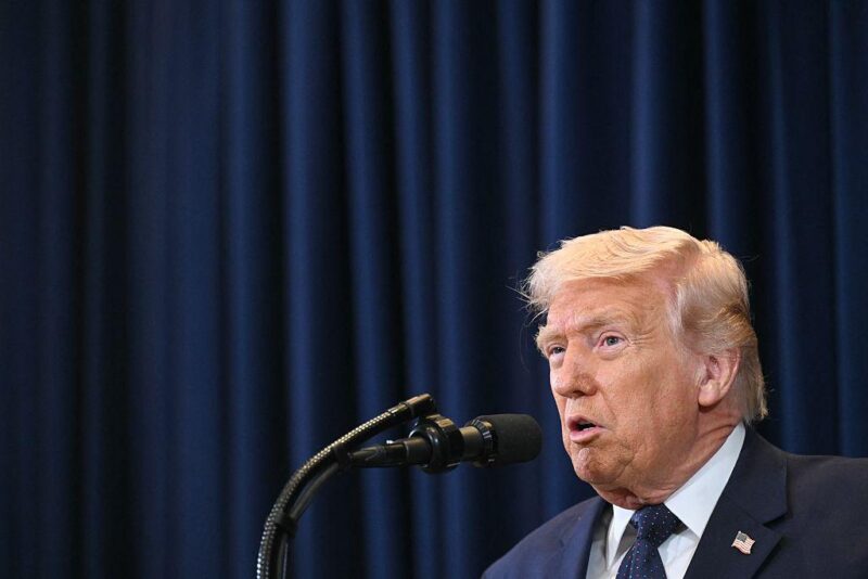 Trump Warns Iran of Massive Strike if Strait of Hormuz Oil Flow Stops