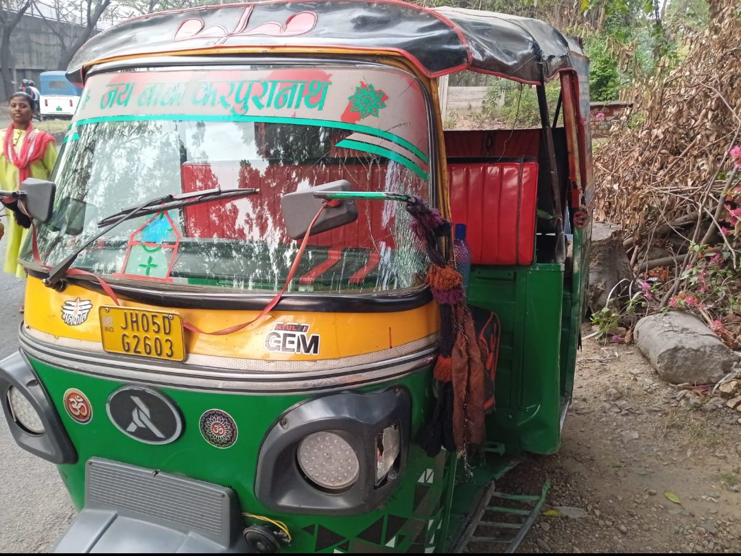 Three Injured as Passenger Tempo Overturns, Woman and Two Schoolchildren Hurt