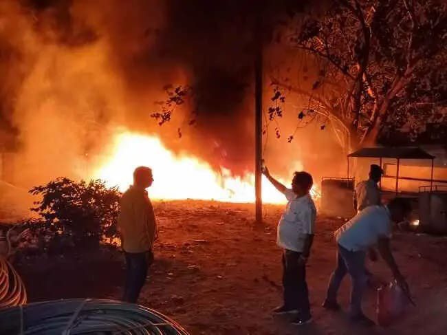 Massive Fire Breaks Out at Koderma Railway Station Parking, Major Mishap Averted