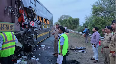 Volvo Bus Rams Into Truck on Yamuna Expressway, Four Killed, 19 Injured