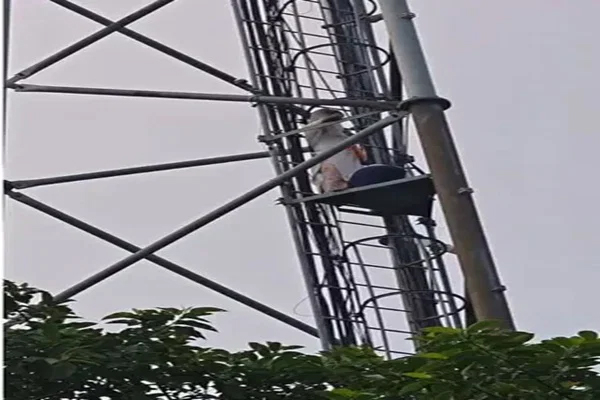 Woman Climbs Mobile Tower with Daughter Seeking Justice, High-Voltage Drama Continues for Hours