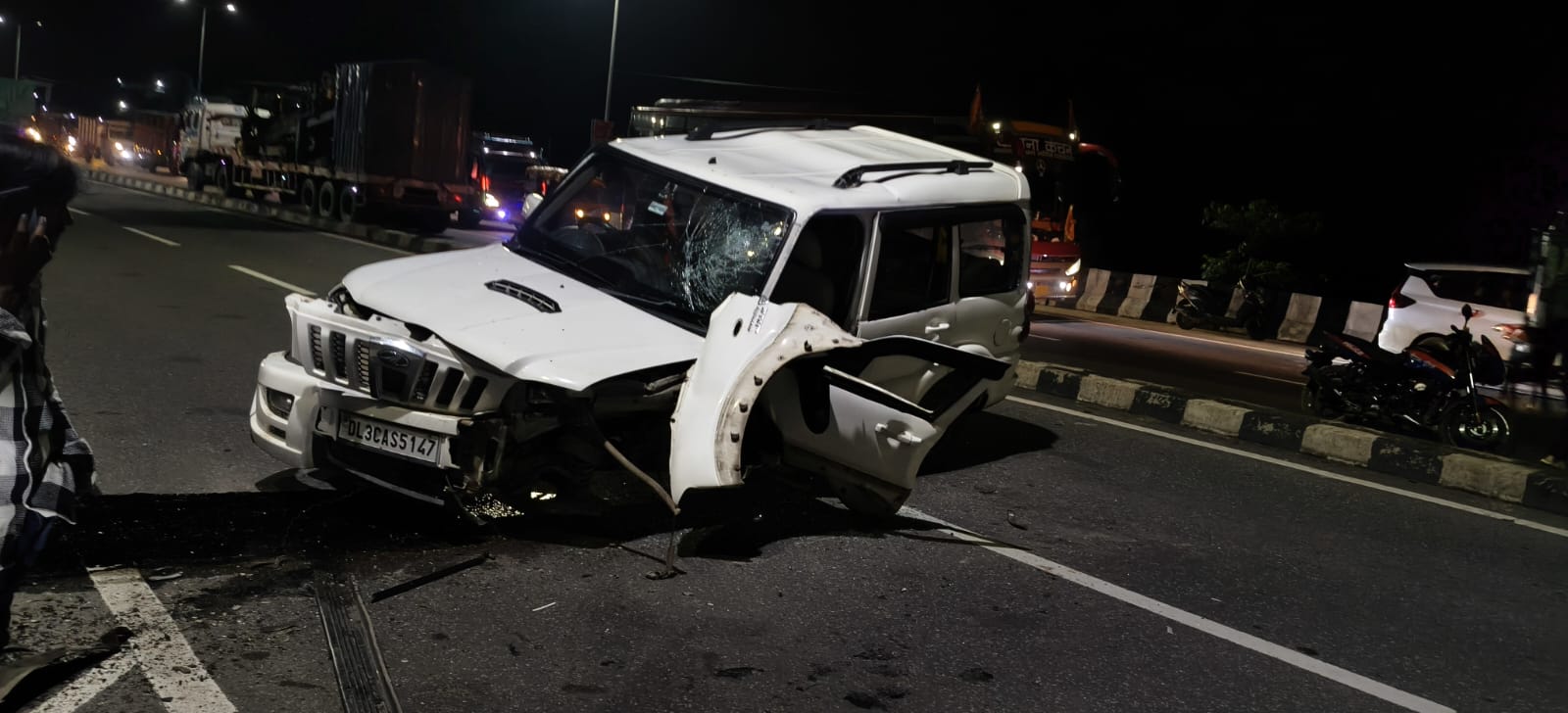 Five Injured After Scorpio SUV Loses Wheel, Crashes into Divider in Koderma