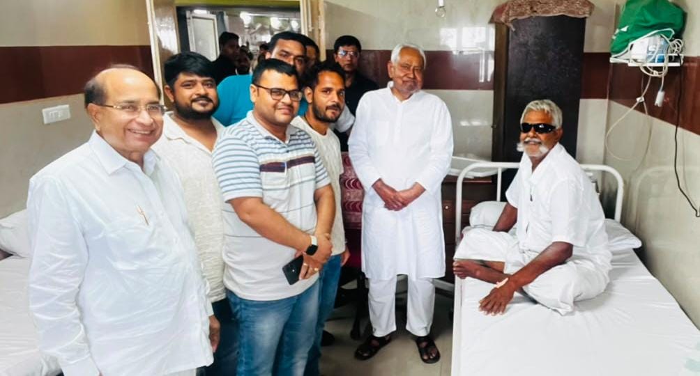 Nitish Kumar Visits IGIC, Inquires About Health of Former Security Officer Basant Singh