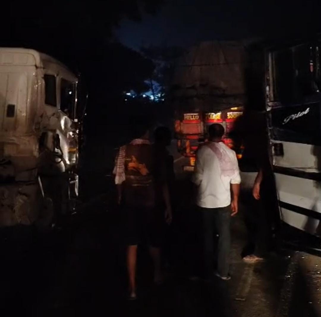 Bus-Truck Collision in Koderma Ghat Leaves Several Passengers with Minor Injuries, Traffic Disrupted for Hours