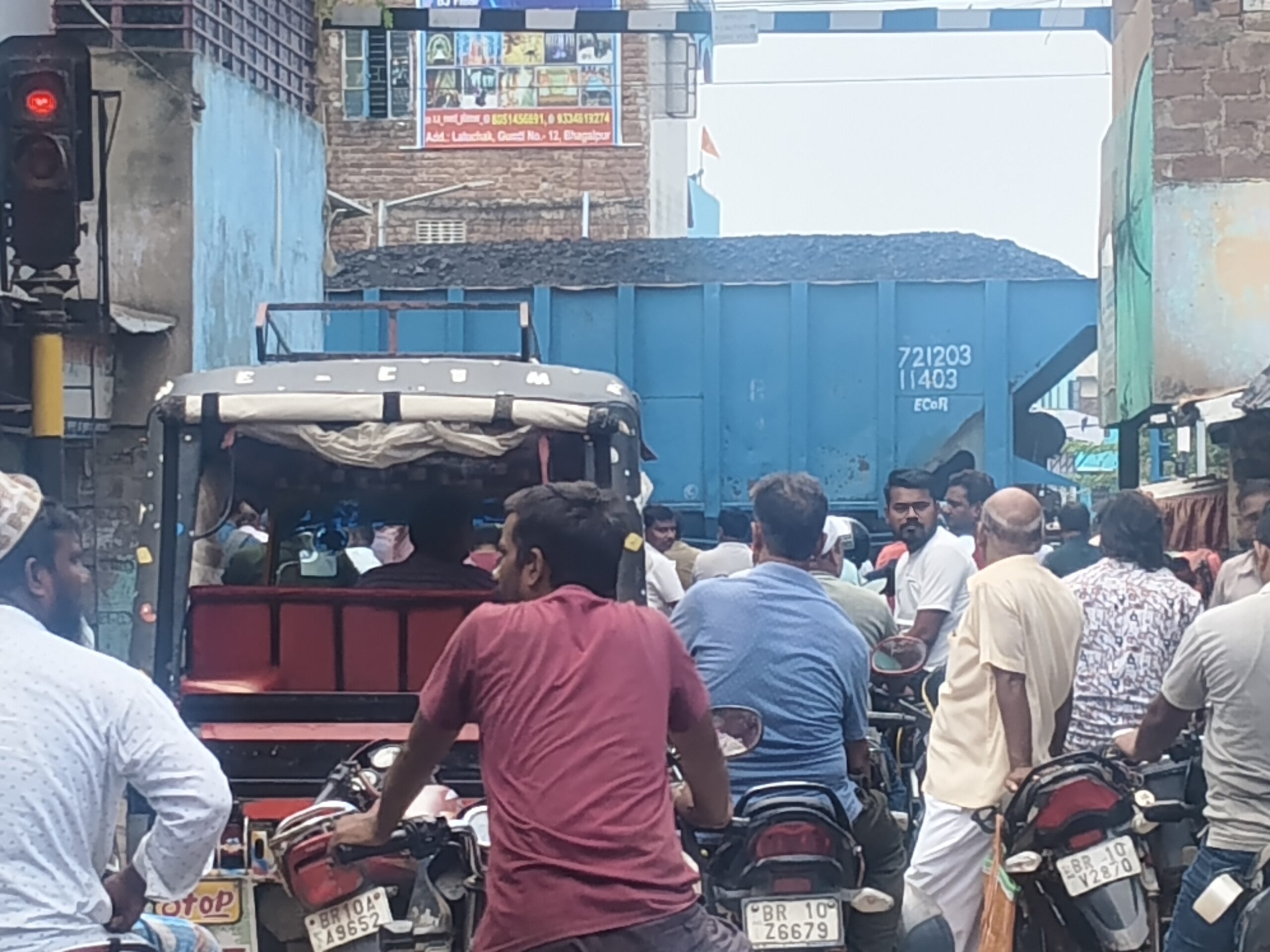 Bholanath Flyover Construction Triggers Massive Traffic Congestion at Bhikhanpur Railway Crossing