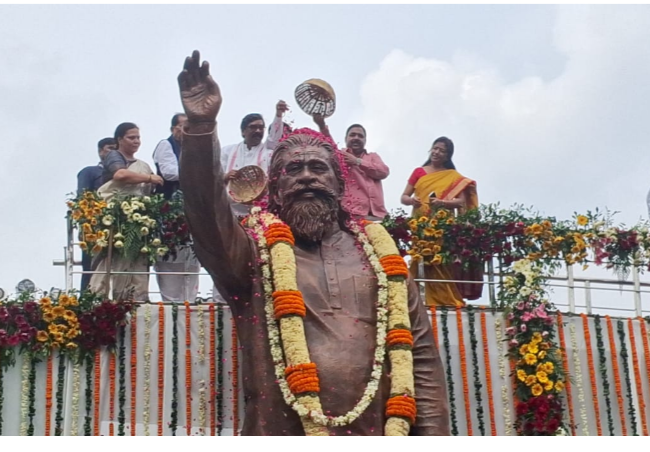 CM Hemant Soren Unveils Life-Size Statue of Padma Bhushan Dishom Guru Shibu Soren in Ramgarh