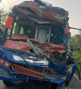 Koderma Road Accident: Bus-Truck Crash Leaves 12-Year-Old Dead