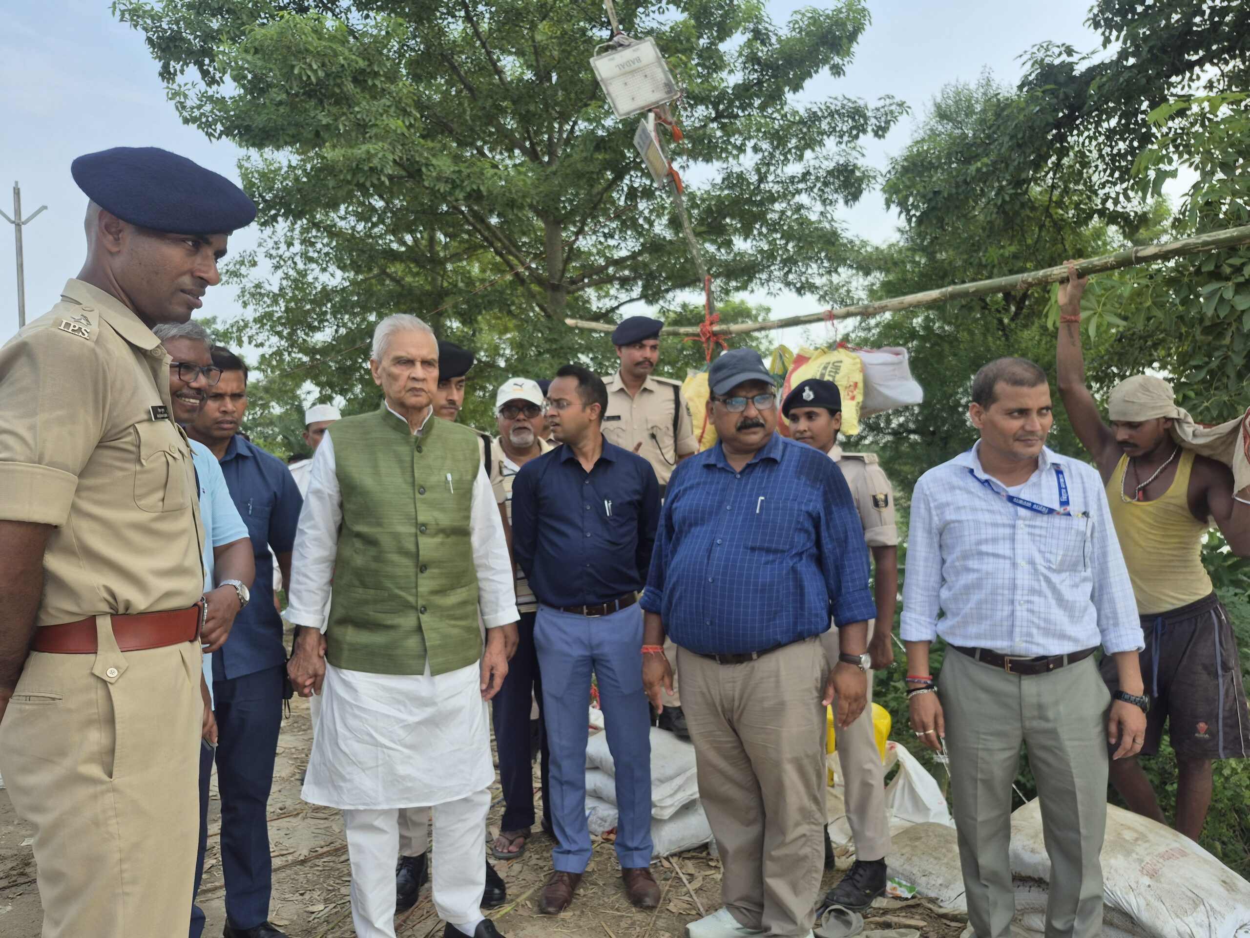 Deputy CM Inspects Mahi River Embankment Repair Work in Flood-Hit Saran