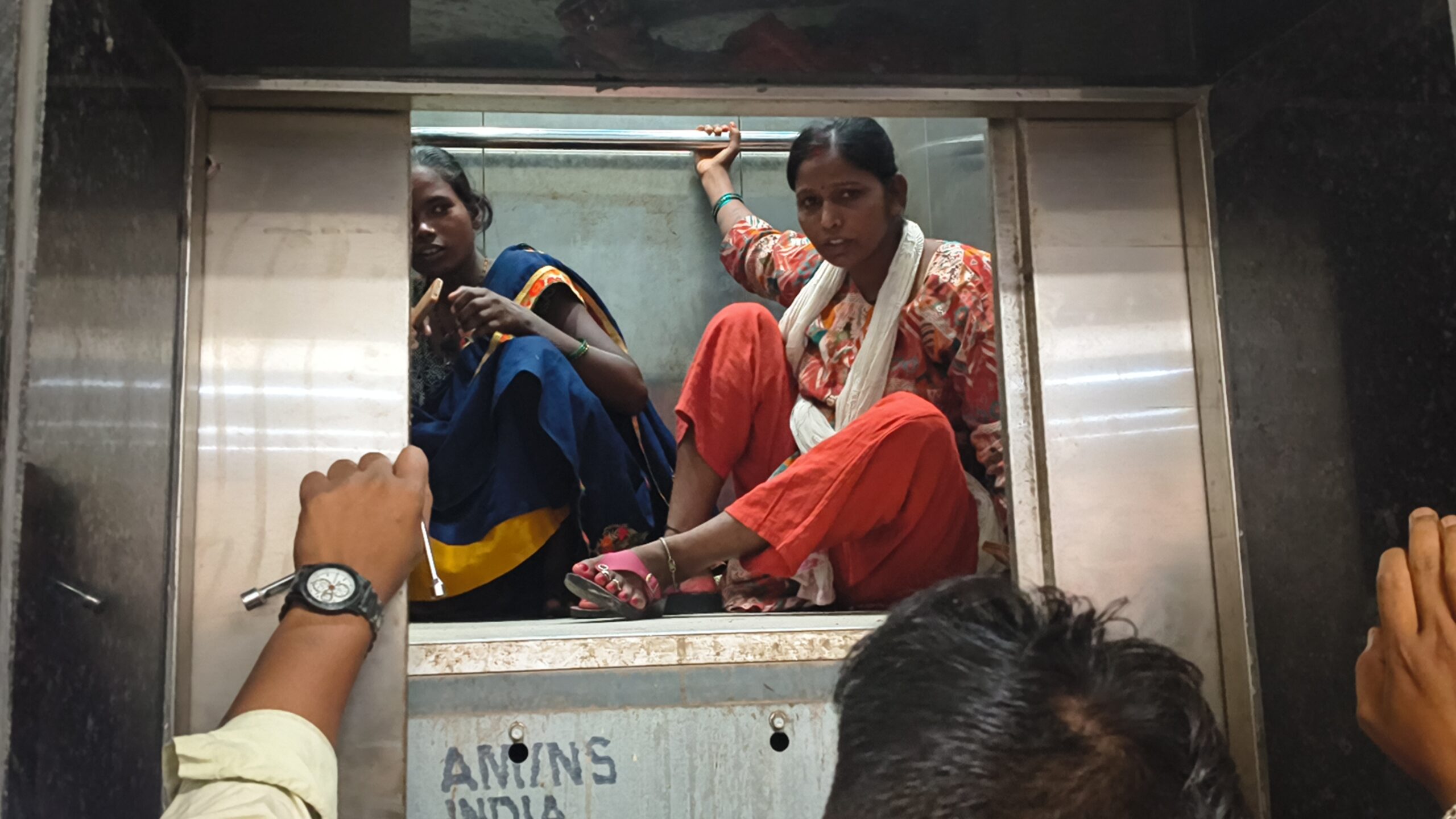 Siwan Sadar Hospital Lift Trap: Two JEEViKA Women Rescued After One Hour