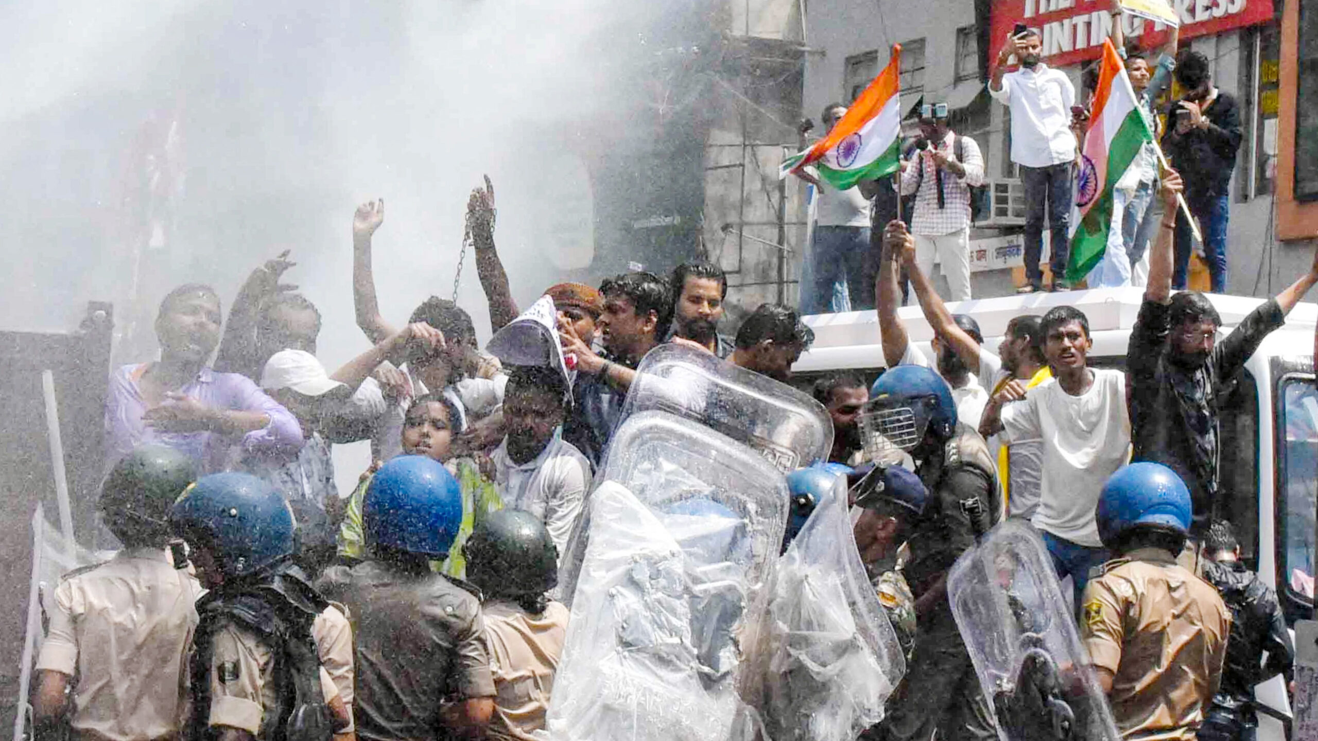 Patna Students Protest Over SI Recruitment, Break Barricades at JP Golambar