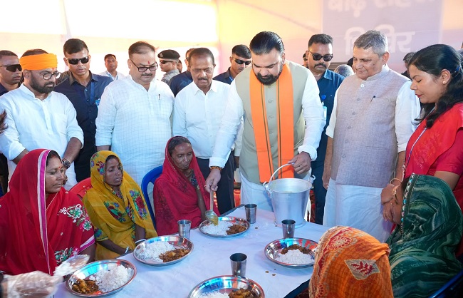 Vaishali-Saran Flood Relief Camps Inspected by CM, Officials Get Directions