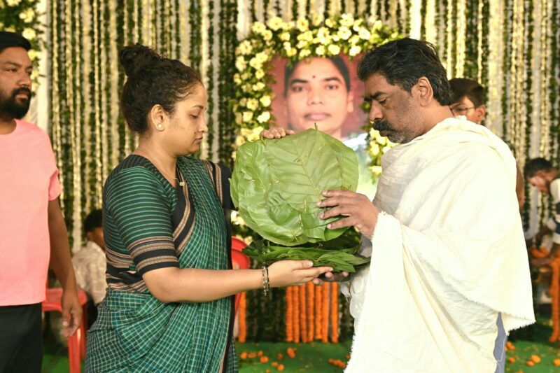 Hemant Soren Performs Traditional Shraddha Rituals for Late Mother