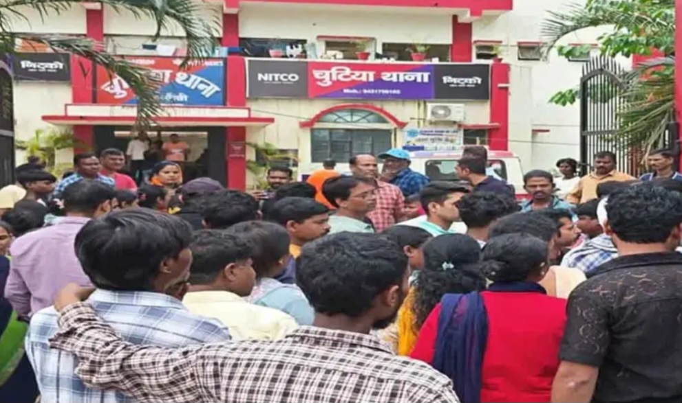Ranchi: A large number of local residents reached Chutia Police Station on Thursday after a clash between a jewellery shop operator and local people in the area. The residents demanded a fair and impartial investigation and action against both sides based on facts and evidence. According to police, an argument broke out on Wednesday night near Power Chowk between the operator of a jewellery shop and some youths from Nayak Toli in Chutia. The dispute allegedly escalated, leading to a clash between the youths and supporters of the shopkeeper. Around Six People Injured Around six people from both sides were injured in the incident. Some of the injured were discharged after receiving first aid, while those who sustained serious injuries were admitted to hospital. Following the clash, both sides accused each other of assault and alleged that the other group was responsible for the violence. Locals Allege One-Sided Police Action Local residents alleged that the police action in the case appeared to be favouring one side. Over the issue, a large number of people gathered at Chutia Police Station and placed their concerns before police officials. The residents said that since people from both groups had suffered injuries, the police should record statements from both sides and investigate the incident on the basis of evidence collected from the spot and other available facts. They demanded an impartial probe and action against those found responsible after the investigation. Police Say Investigation Is Underway Police officials took details of the matter from the residents who reached the station. The police said the clash was being investigated and that statements from both sides, along with available evidence, would be examined. Officials said further action would be taken according to law after the investigation.