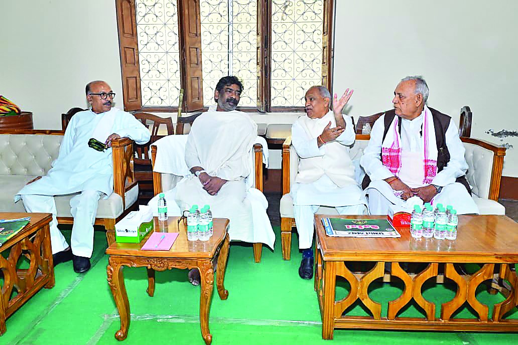 Speaker Ravindranath Mahto, MP Sarfaraz Ahmad Pay Tribute to Rupi Soren