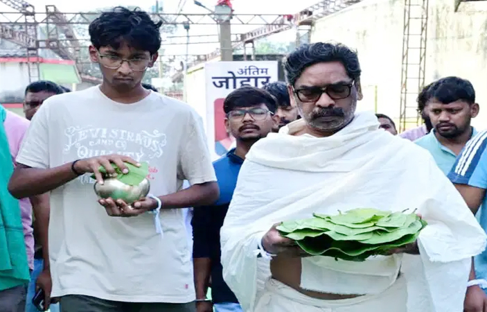Hemant Soren Performs Traditional Rituals in Memory of Late Mother