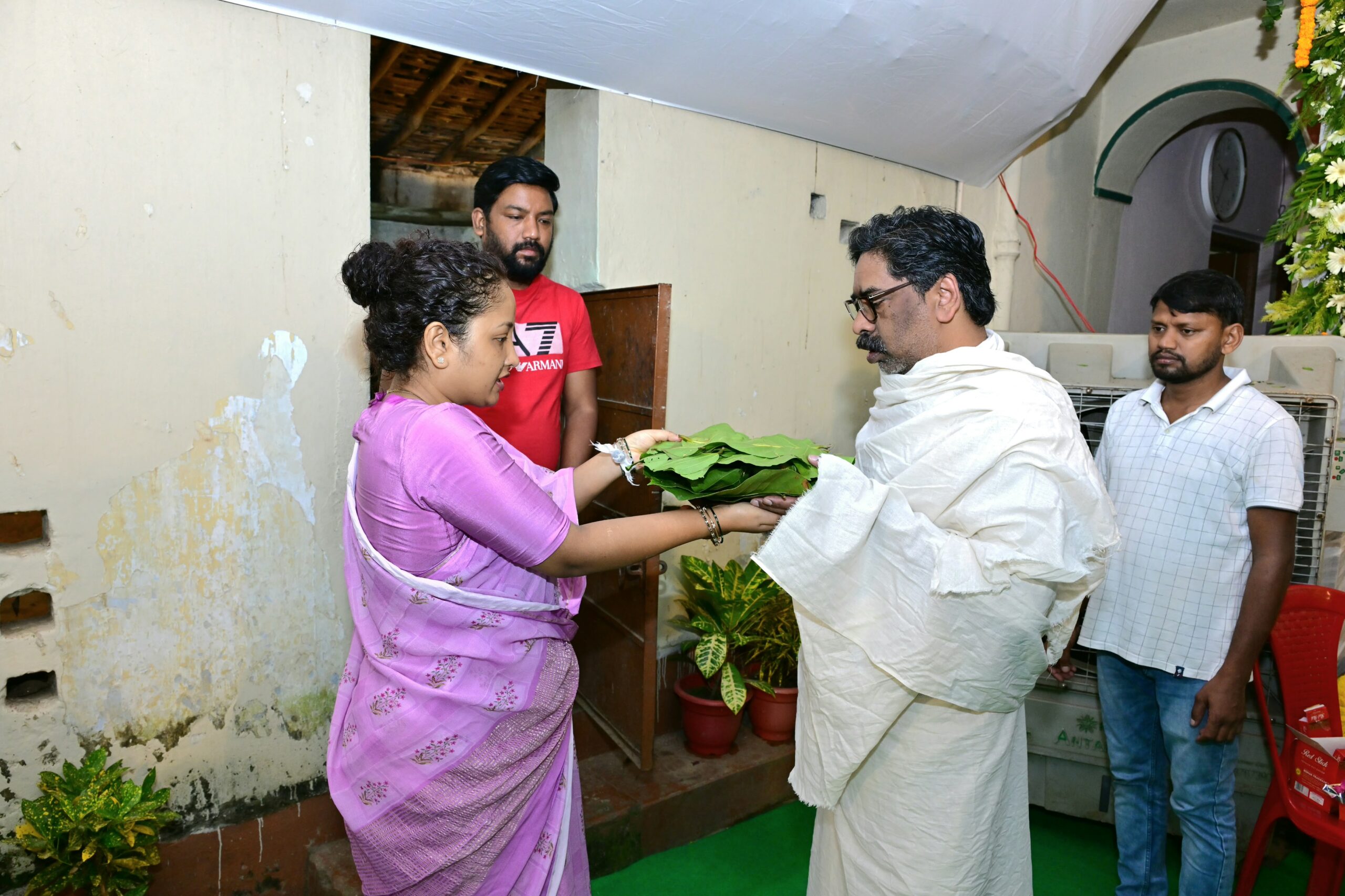 Hemant Soren Performs Traditional Rituals in Memory of His Mother