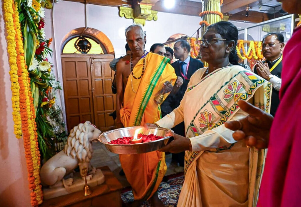 President Droupadi Murmu Offers Prayers at Maa Danteshwari Temple